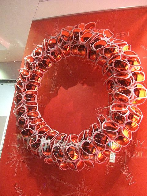 Sunglasses wreath • Creative Ways to Repurpose Eyeglasses | ecogreenlove