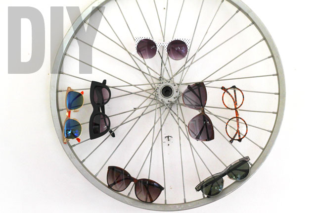 Bike wheel shades display • Creative Ways to Repurpose Eyeglasses | ecogreenlove