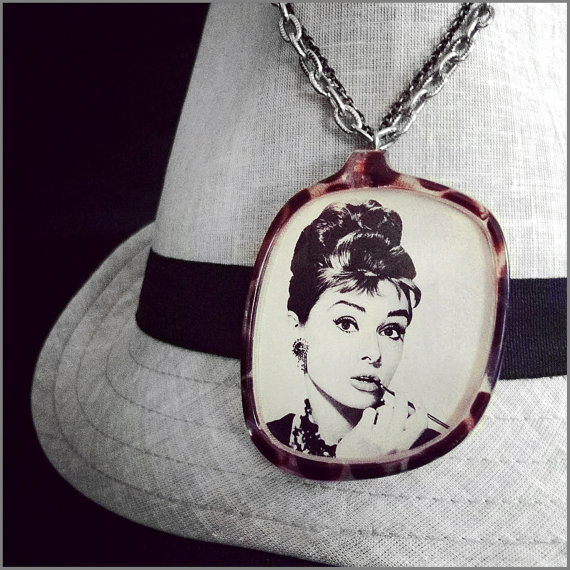 Eyeglass necklace • Creative Ways to Repurpose Eyeglasses | ecogreenlove