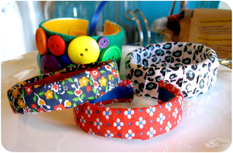 Pringles bangles • Creative Ways to Repurpose Pringles tube cans | ecogreenlove Pringles bangles • Creative Ways to Repurpose Pringles tube cans | ecogreenlove