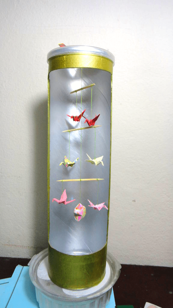 Pringles origami display • Creative Ways to Repurpose Pringles tube cans | ecogreenlove Pringles origami display • Creative Ways to Repurpose Pringles tube cans | ecogreenlove