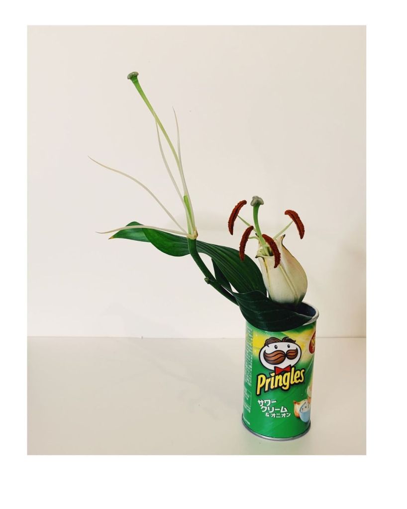 Flower vase • Creative Ways to Repurpose Pringles can tubes | ecogreenlove Flower vase • Creative Ways to Repurpose Pringles can tubes | ecogreenlove