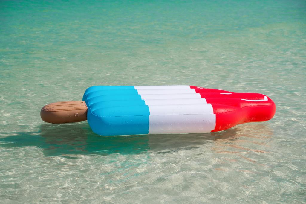 How to go plastic-free for a day at the beach • Inflatables and bodyboards | ecogreenlove

Photo by Denys Gromov