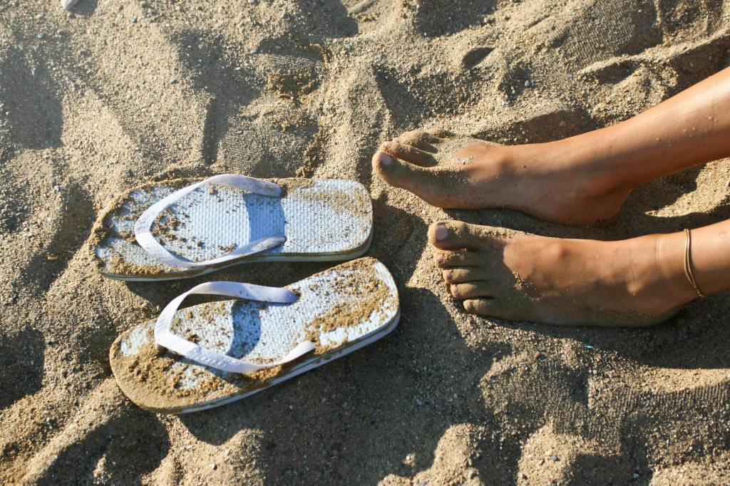 How to go plastic-free for a day at the beach • Footwear | ecogreenlove 

Photo by Andrea Piacquadio